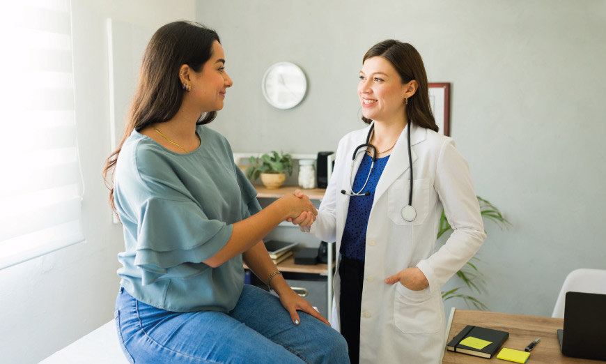 Paciente en consultorio con doctora