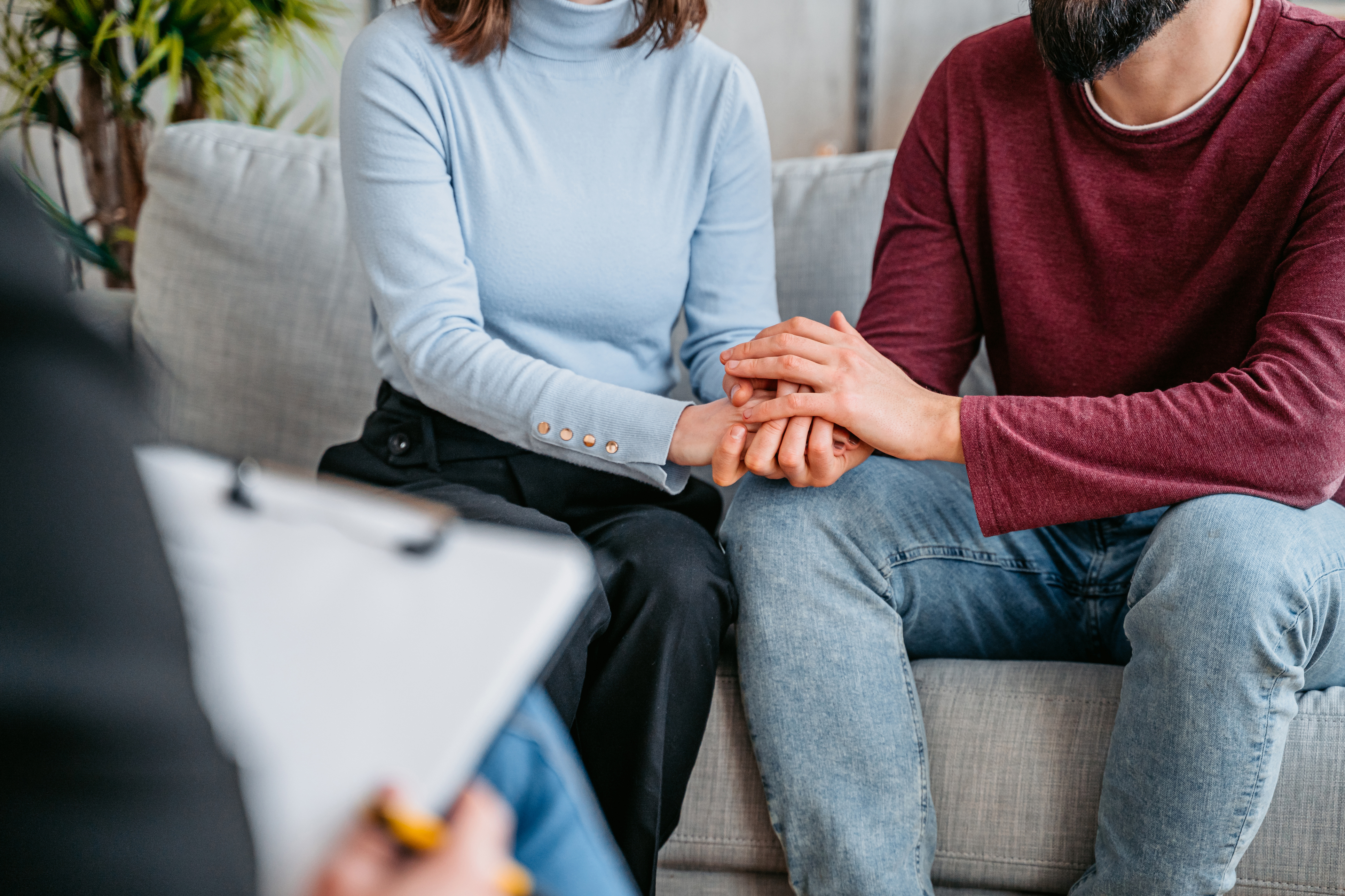 Pareja de hombre y mujer asistiendo a terapia