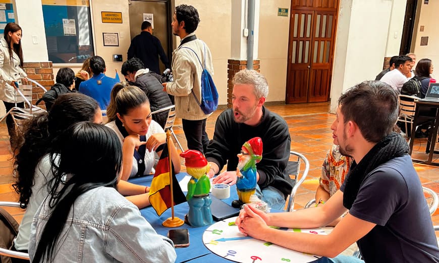 Profesores estudiantes y administrativos reunidos en jornada multicultural para practicar diferentes idiomas