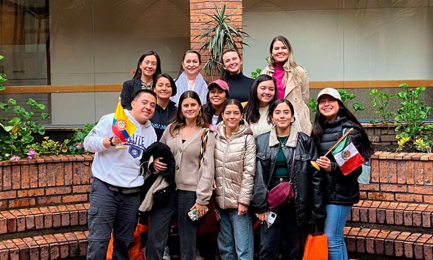 Administrativos de la universidad catolica de colombia dando la bienvenida a los estudiantes de intercambio de la universidad de mondragon de mexico