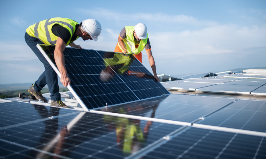 Ingenieros ubicando paneles solares