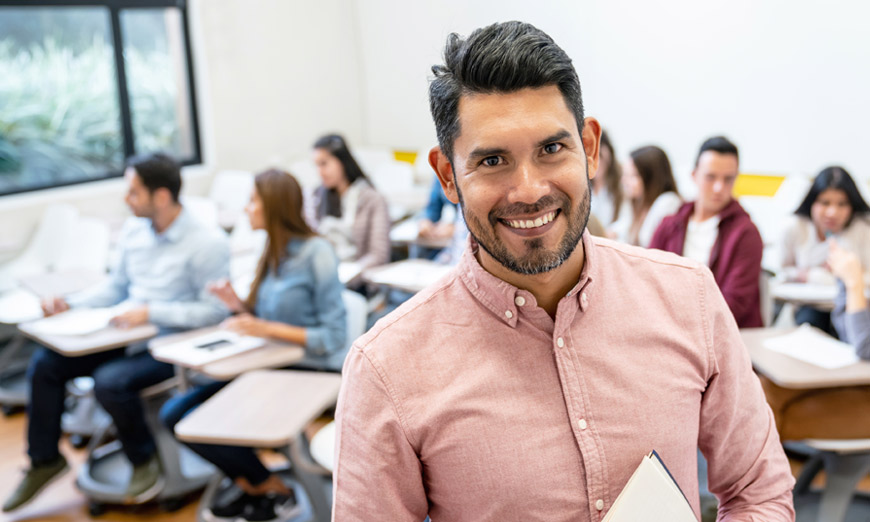 Profesor en aula de clase sonriendo