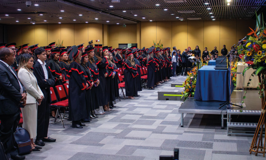 Personas en ceremonia de graduación