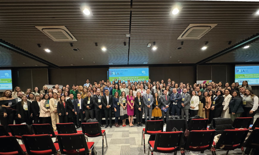 grupo de personas de pie sonriendo