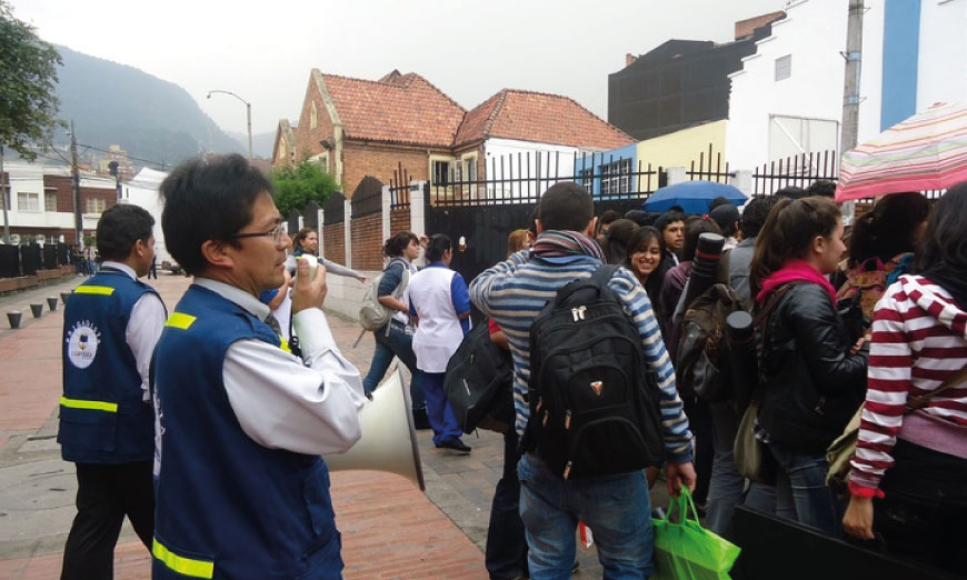 Personas en el simulacro de evacuación