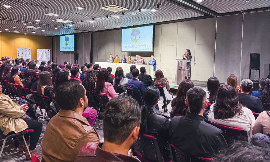 grupo de personas en auditorio