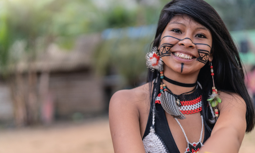 Mujer indígena sonriendo