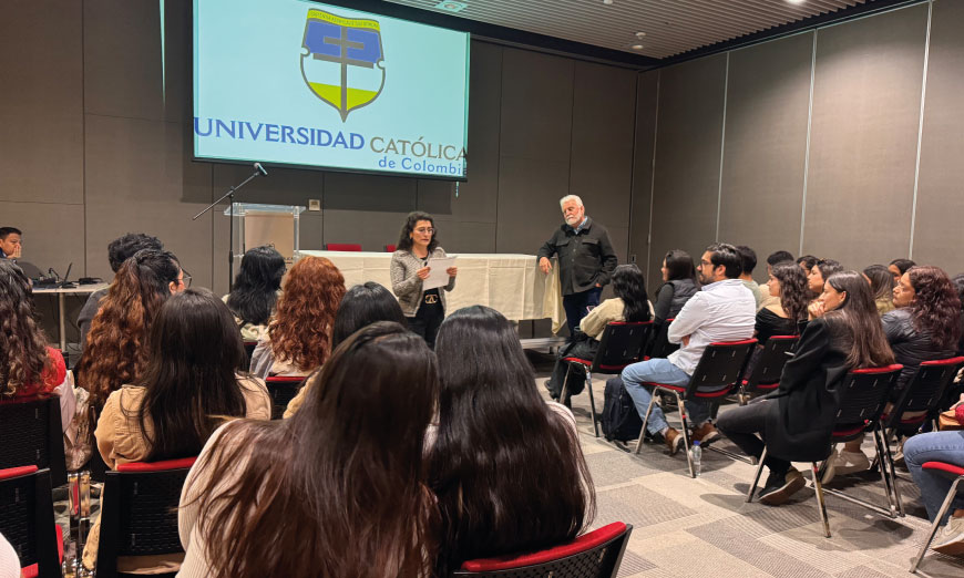 Grupo de personas en auditorio