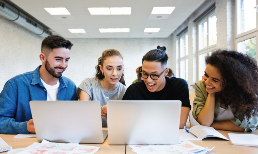 Estudiantes reunidos frente a un computador