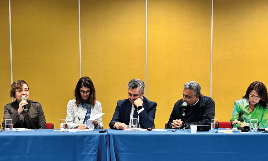 Rectores sentados hablando en reunión