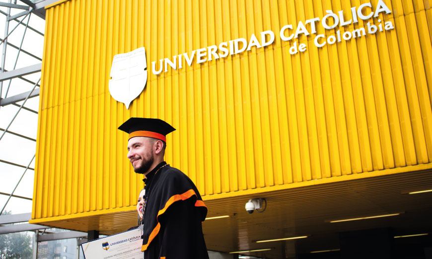 Graduando en frente del Centro de Convenciones