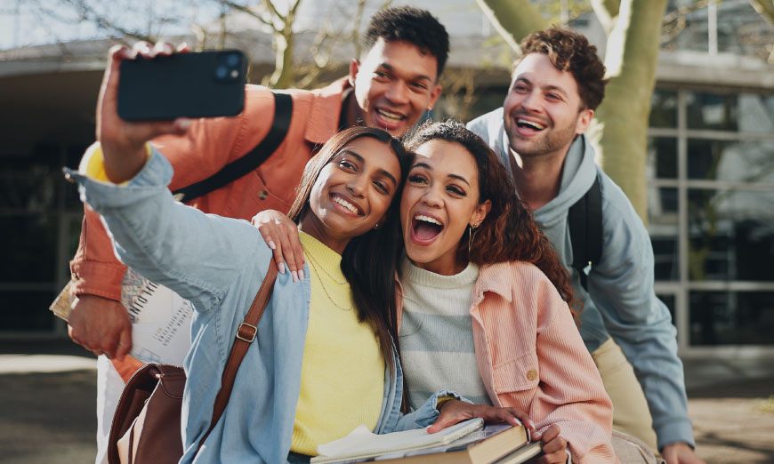 Grupo de estudiantes tomándose una selfie