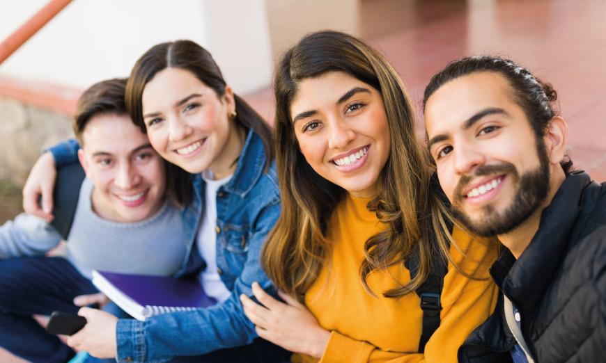 Estudiantes reunidos mirando a la cámara