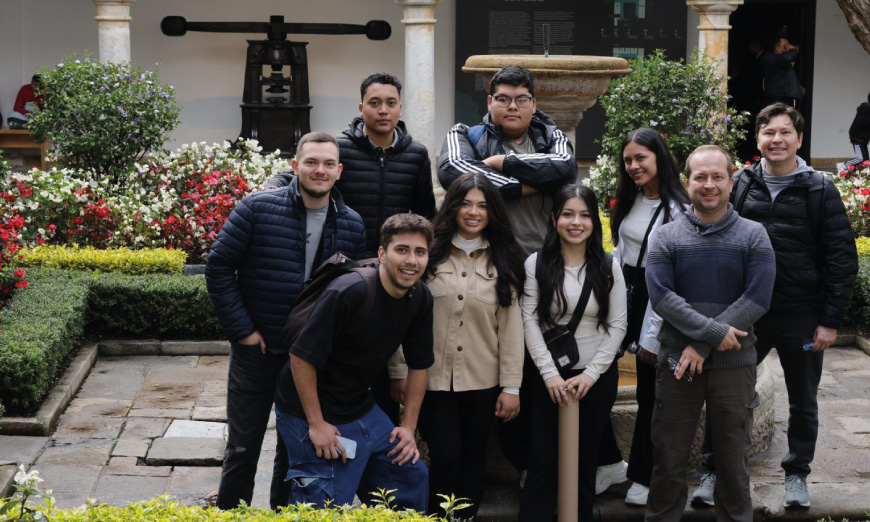 Grupo de jóvenes en museo