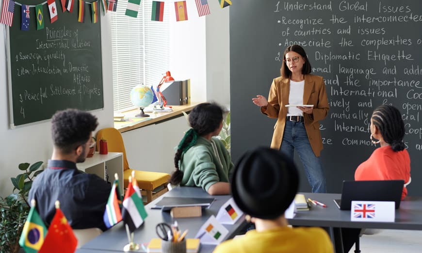 Grupo de personas estudiando inglés