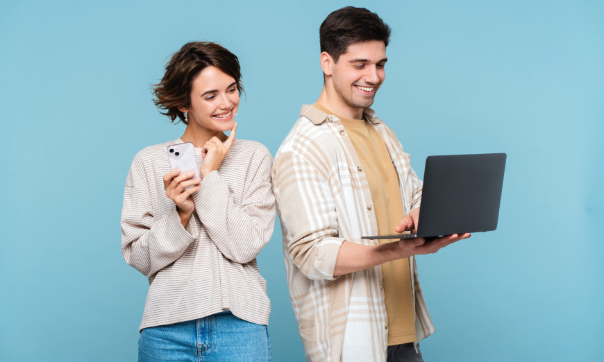 Estudiantes mirando el computador