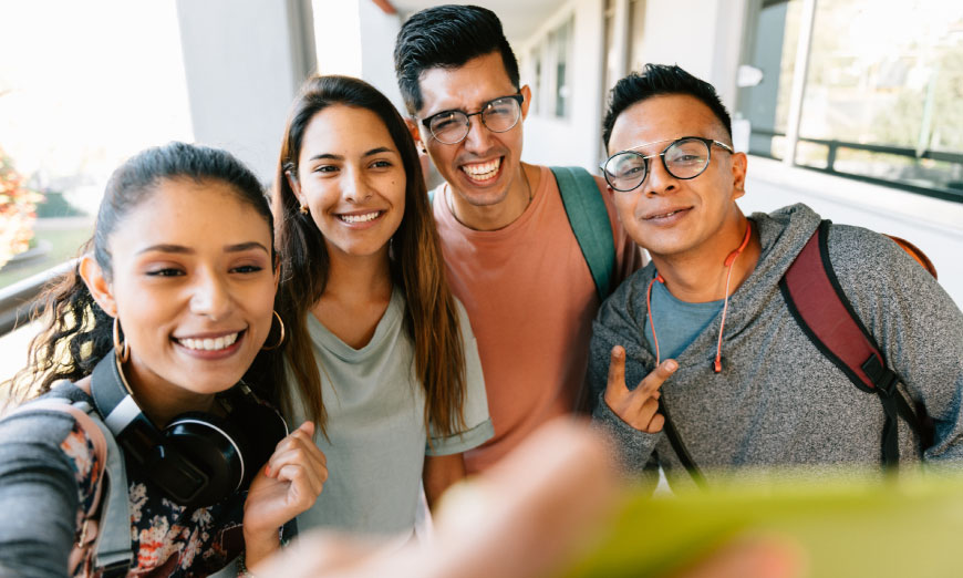 Grupo de estudiantes tomándose una selfie