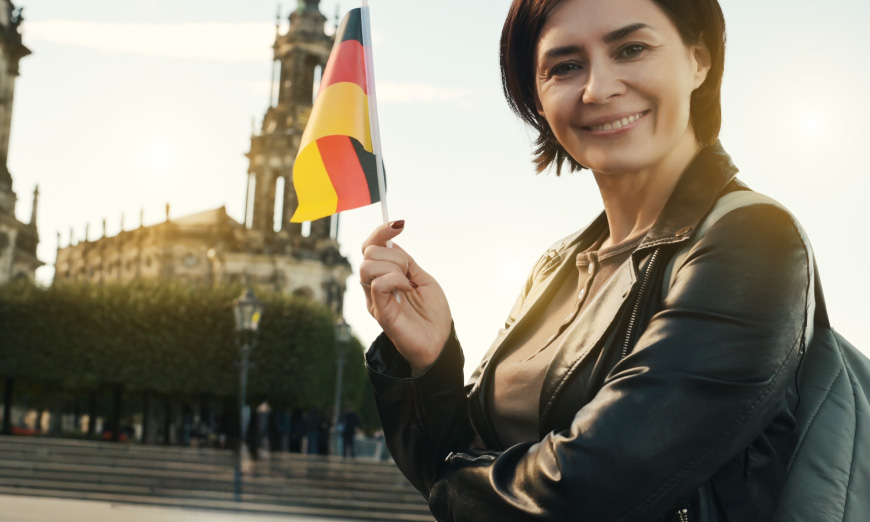 Mujer sosteniendo bandera de Alemania