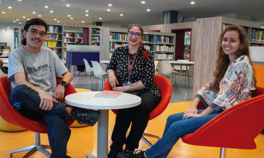 Grupo de personas sonriendo en la biblioteca