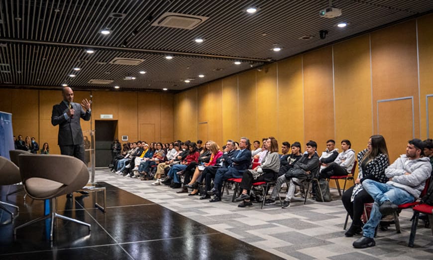 Charla con Rodrigo Ballester y estudiantes