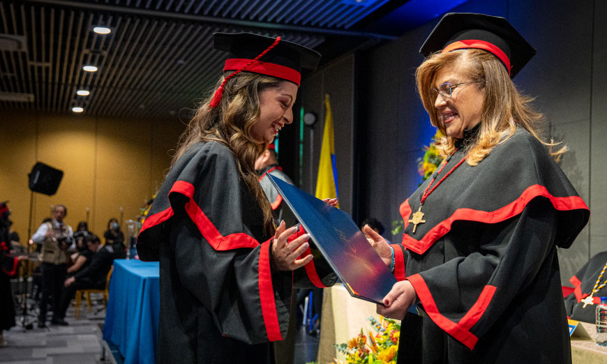 Estudiante recibiendo diploma