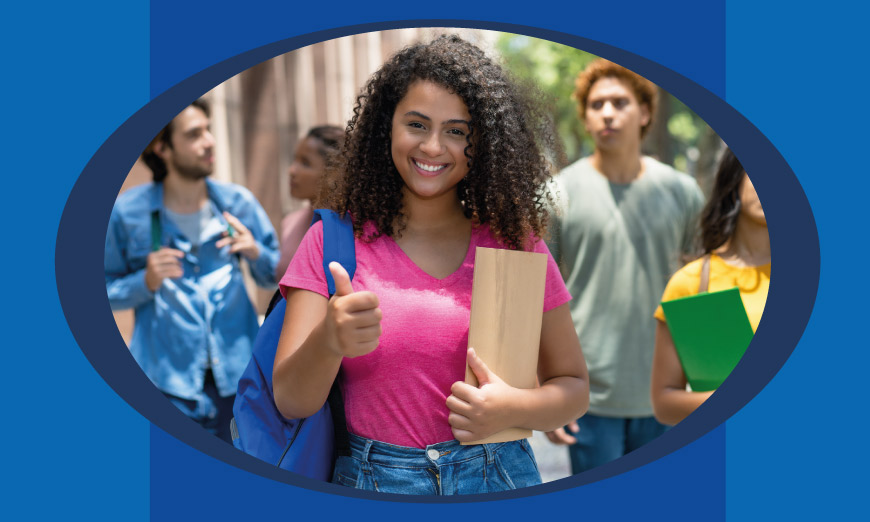 Estudiante sonriendo y sosteniendo carpeta